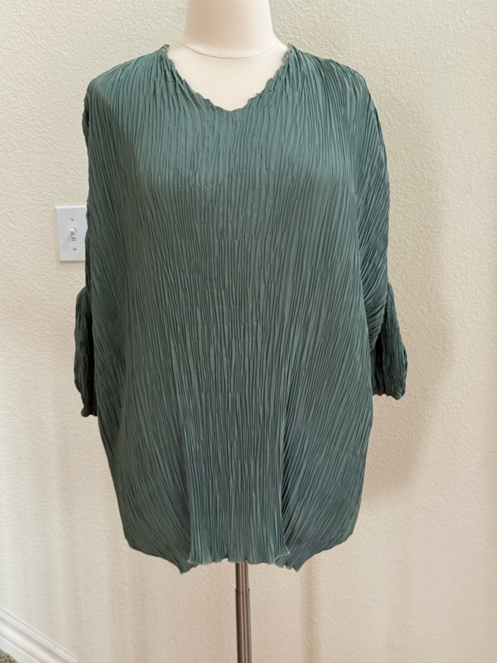 Signed, hand colored & pleated sage green top/shirt. - Picture 12 of 16